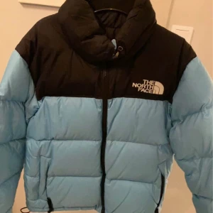 Blå och svart dunjacka från The North Face - Säljer en the north face jacka. Säljes då jag fick en exakt likadan i julklapp.. Mycket fin och bra skick 💙💙