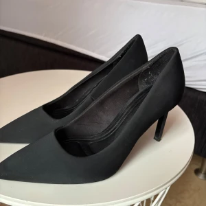 Svarta pumps från Stradivarius med spetsig tå - ANVÄNDA ENDAST EN GÅNG! Eleganta svarta pumps från Stradivarius. Perfekta för både vardag och fest. Klassisk design med spetsig tå och smal klack🍸
