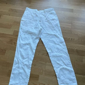 Linnebyxa - Snygga Zara linnebyxor. Använda typ 5 gånger, köptes i slutet av förra sommaren och har blivit för små för mig. Inga fläckar eller sånt, felfria och jävligt snygga. De är ganska slimmade och 100% linne