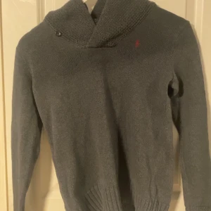 Grå stickad cardigan RL - Säljer en stilren grå stickad cardigan med märket Ralph lauren strl:S hör av er om ni har funderingar. Tar även emot prisförslag 