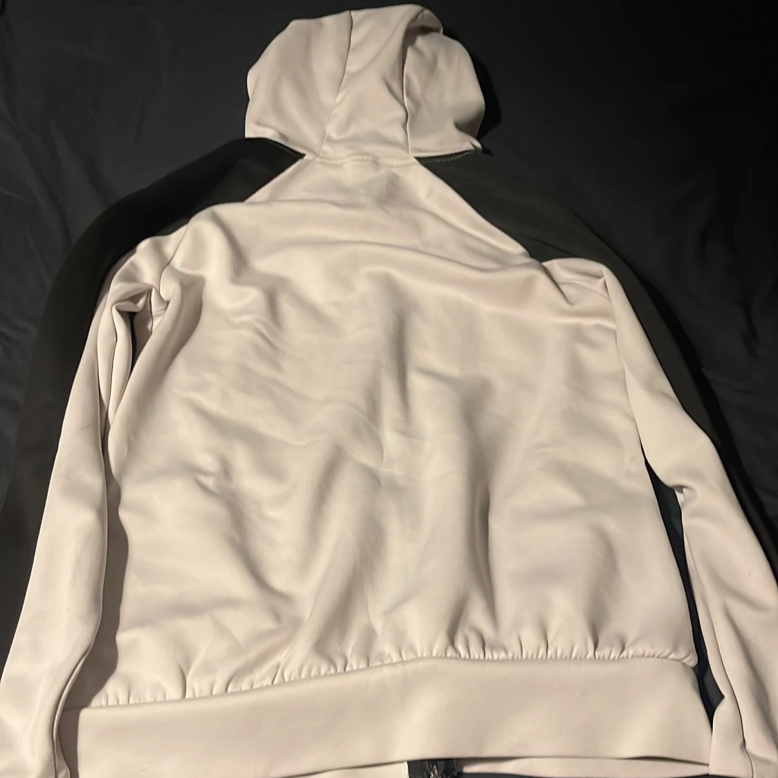 Beige och svart hoodie från Adidas endast för 400 kr  - 1