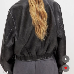 Svart/grå skinn/bomberjacka  - Snygg skinn bomberjacka med dragkedja framtill. Perfekt för en cool och avslappnad stil. Den är aldrig använd och inga defekter eller så. Perfekt till sommarkvällar. Slutsåld på hemsidan!!🩶🩶🩶🩶