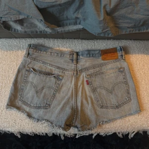 Levis shorts - Vintage Levi’s shorts storlek M, de sitter ganska low waist