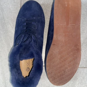 Blå mockaskor från Loro Piana - Snygga blå mockaskor från Loro Piana med mink päls på innersidan av skon. Skorna är självklart äkta då box och dust bag ingår!! Skorna är i väldigt bra skick och bara använda ett få tal gånger. De är köpta från Loro piana för 12000kr!! Skriv vid frågor och funderingar💯💯