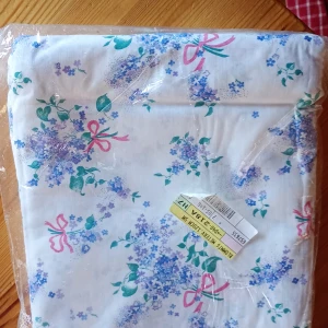 Gardintyg blommigt 5 meters bunt  - Gardintyg blommigt 5 meters bunt och ligger i sin original förpackning.