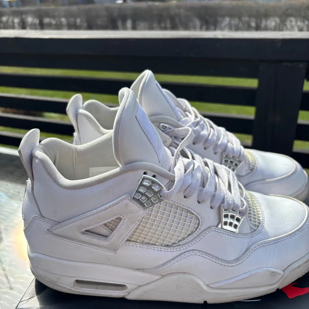 Säljer ett par klassiska vita Air Jordan pure money som inte kommer till användning kom med prisförslag. Kengät.