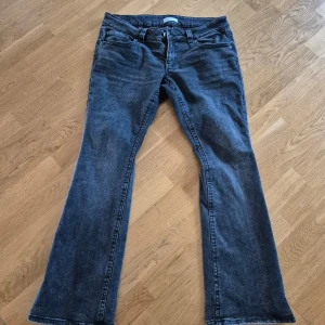 Bootcut jeans från Gina Tricot - Säljer ett par svarta bootcutjeans från Gina Tricot. Endast provade då de inte passade mig så i nyskick. Lpg midja och bakfickor med lock och knapp. Stl 44