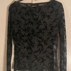 Blus/topp transparant med mönster  - Jättesnygg transparent svart blus/topp med super fint mönster från Gina Tricot, i storlek S!!😍😍 Aldrig använd, endast testad!🥰 Köpte den för mer än 300kr.