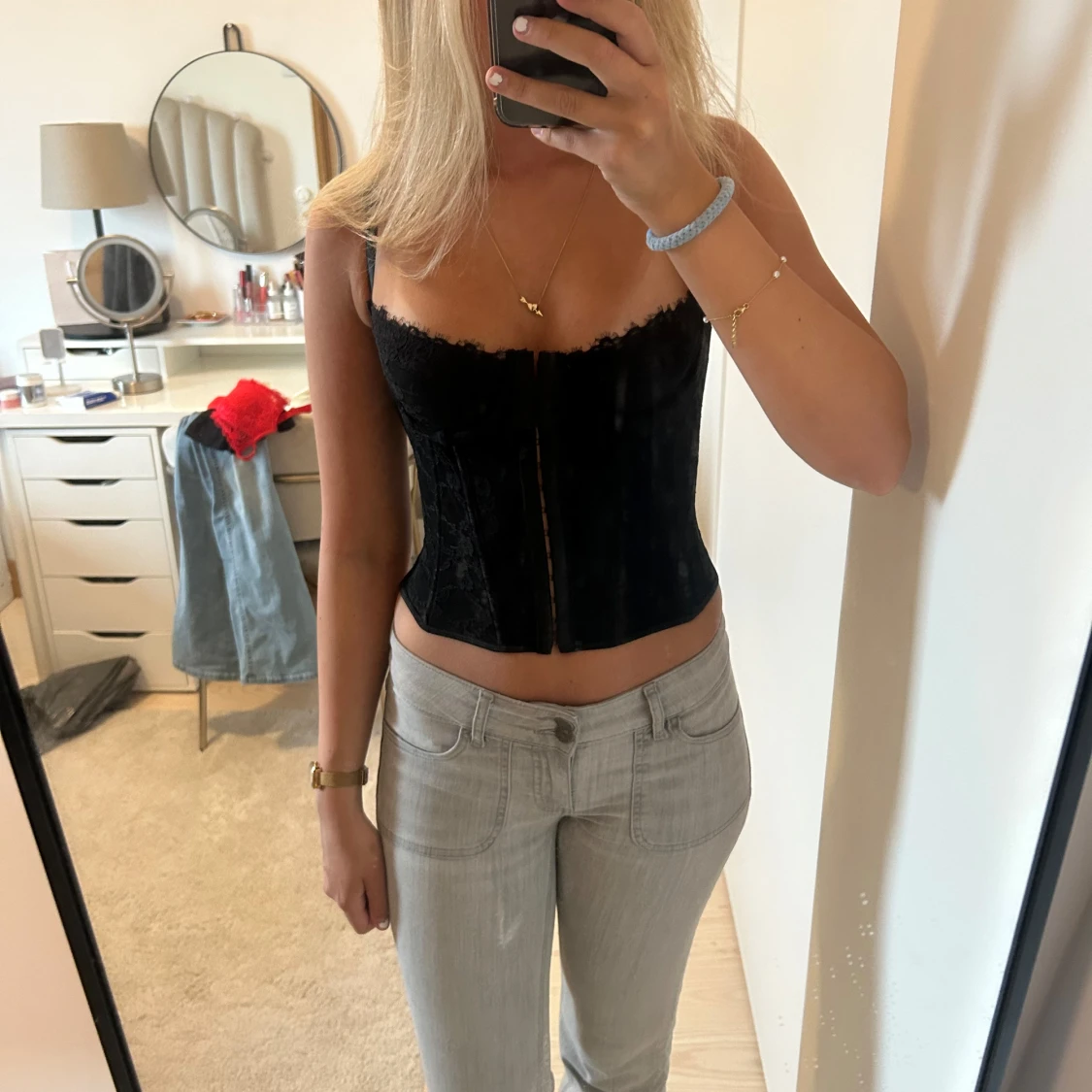Svart korsett med spetsdetaljer
