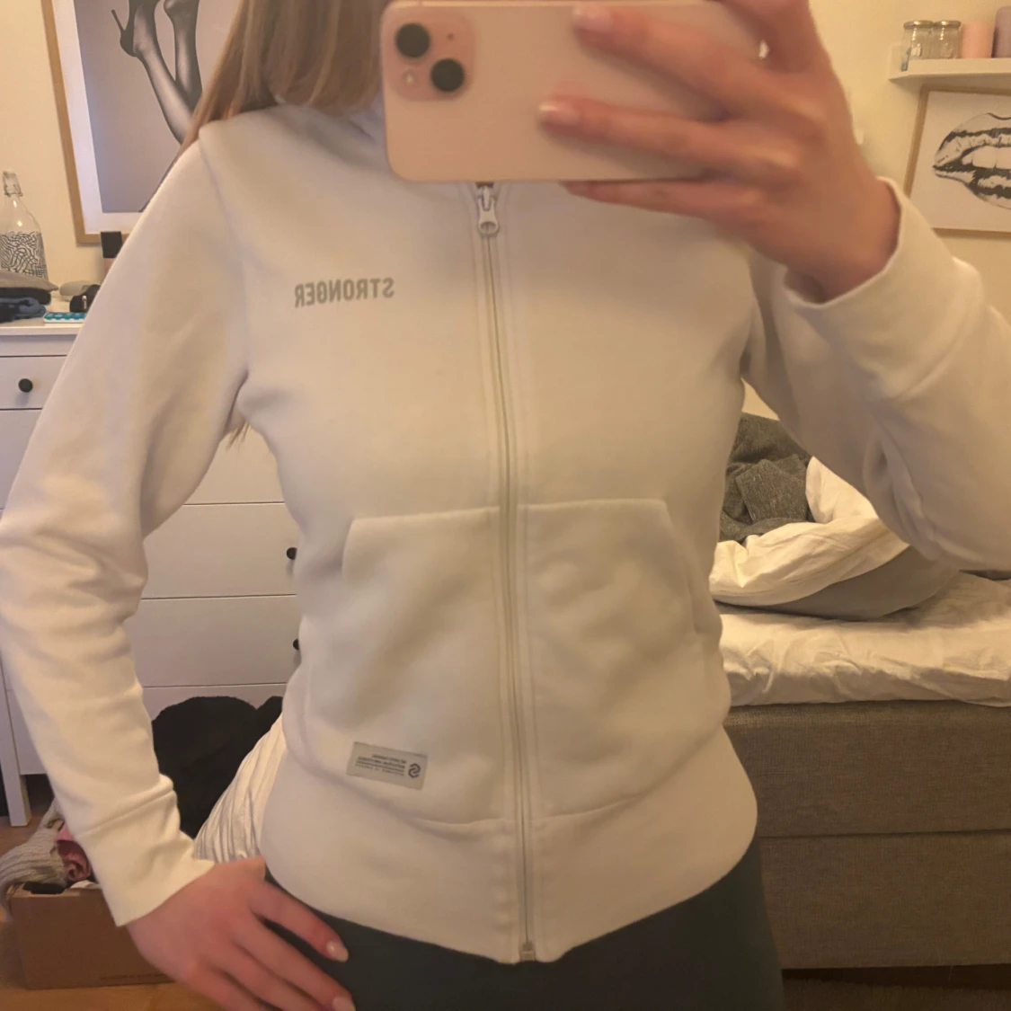 Vit hoodie från Stronger - 1