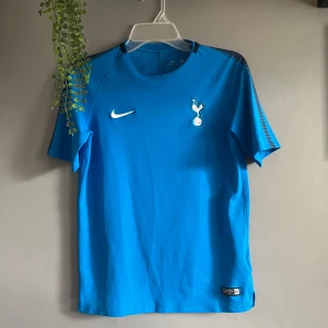 Tottenham träningströja 2017/2018 - Tjena! Säljer Tottenhams träningströja från 2017/2018 säsongen. Den har knappt vart använd och för det mesta hängt i garderoben. Köptes ny i butik. Känn dig fri att skriva om frågor/funderingar!