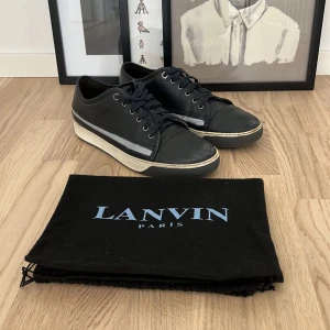 Lanvin skor  - Tjena, säljer nu mina lanvins, skicket på dom är 6-7 skulle jag säga, blåa skor, passar till allt och alla årstider! nypris på dom är 5000kr mitt pris är 900kr Om ni har frågor så är det bara att fråga! Priset kan såklart diskuteras vid snabb affär!