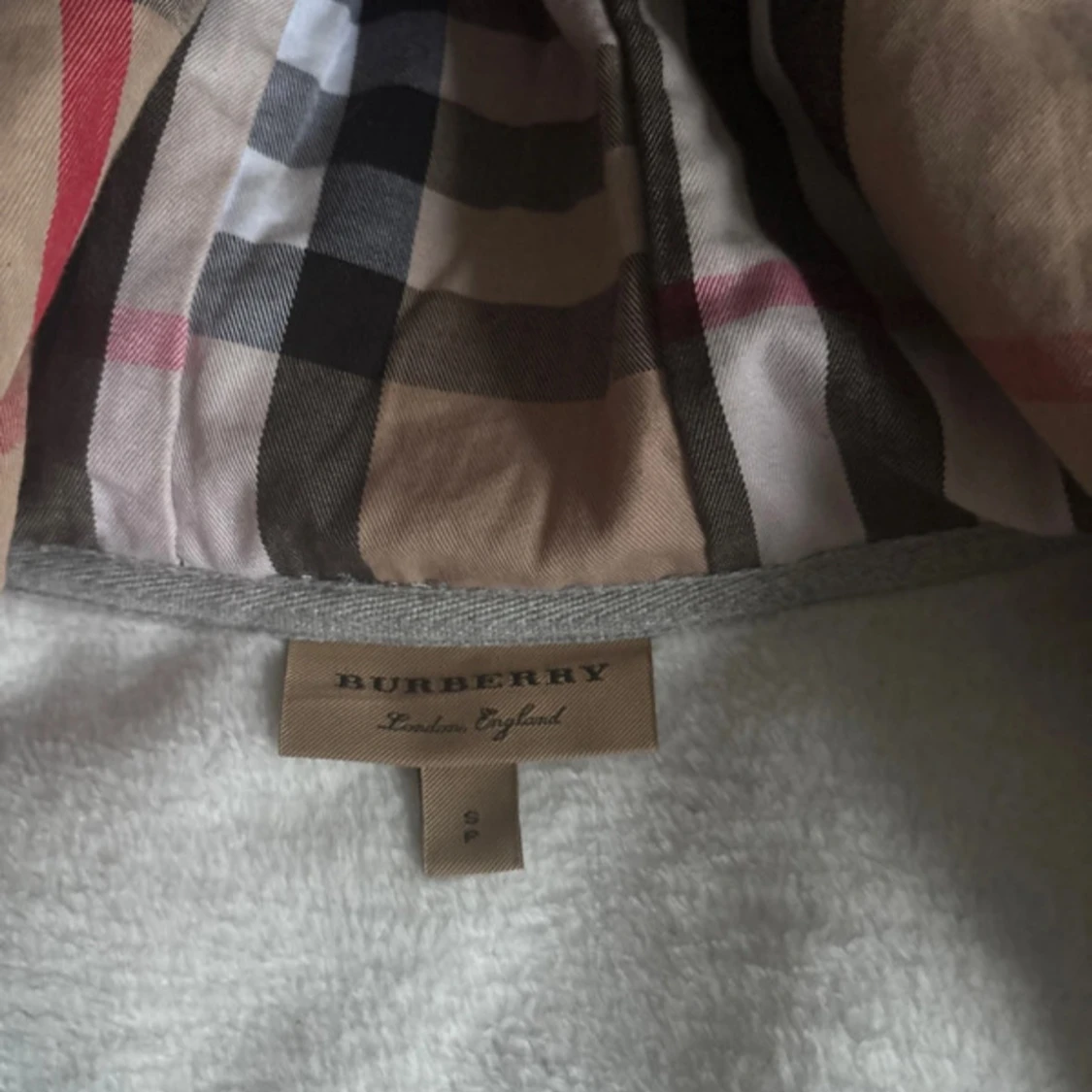 Grå hoodie från Burberry med rutig huva - 2