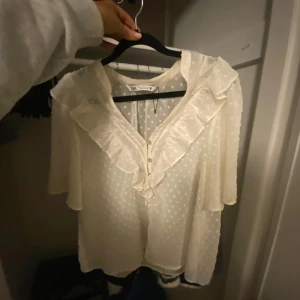 Zara blus  - Gullig blus fint skick trots välanvänd