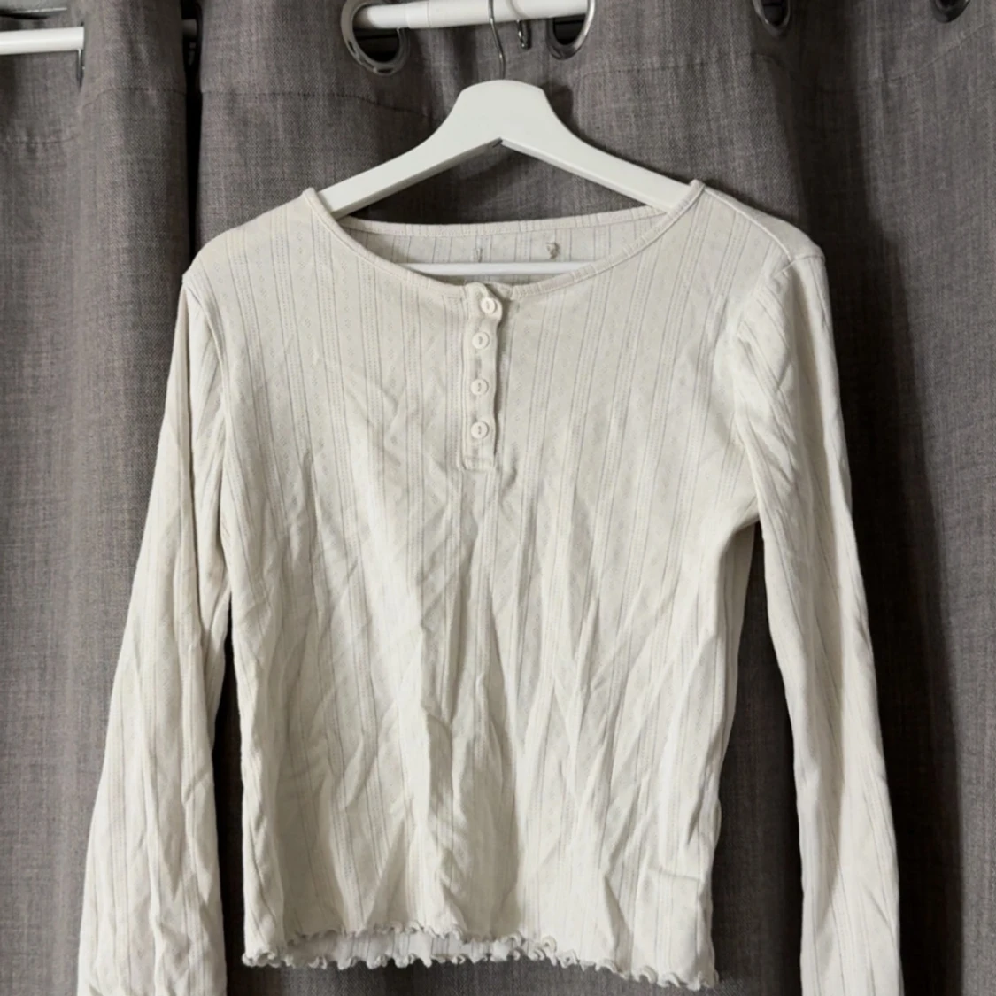 Vit långärmad ribbad tröja med knappar