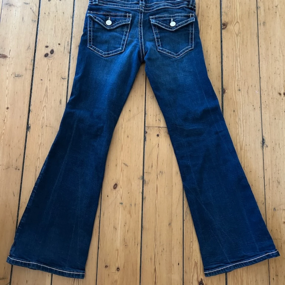 Blå bootcut jeans med kontrastsömmar - 1