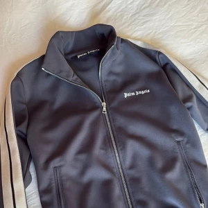 Palm angels tröja  - Palm Angels kofta i storlek S ~ köpt på Farfetch ~ bevis finns ~ inga som helst defekter skick 10/10 ~ pm vid frågor ~ pris går att diskutera