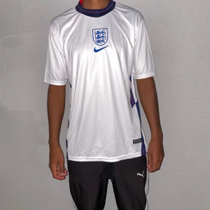 England landslagströja storlek M - Storlek M. Helt ny. Fin replika med grym kvalitét. Pris: 350kr. Normal i passformen. Skickas direkt inom 24h