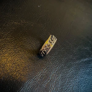Kedjerandig silverring - Size:10.0-10.5.pris kan diskuteras                                                        Säljer en cool silverfärgad ring med ett kedjemönster runt hela ringen. Ringen har en bred design och detaljerade kanter som ger den en edgy vibe. Perfekt för dig som gillar att sticka ut med dina accessoarer.