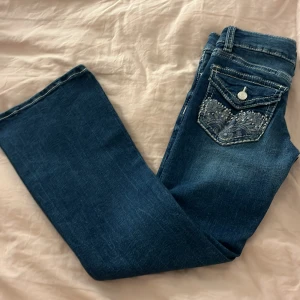 Blåa bootcut jeans med detaljer💕 - Jätte fina bootcut jeans med blåa detaljer på fickorna, i storlek 152 och ör aldrig använda men jag tog bort lapparna så kan inte göra retur💕💕