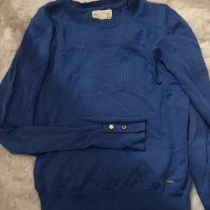 Långärmad tröja  - Fina guld detaljer 