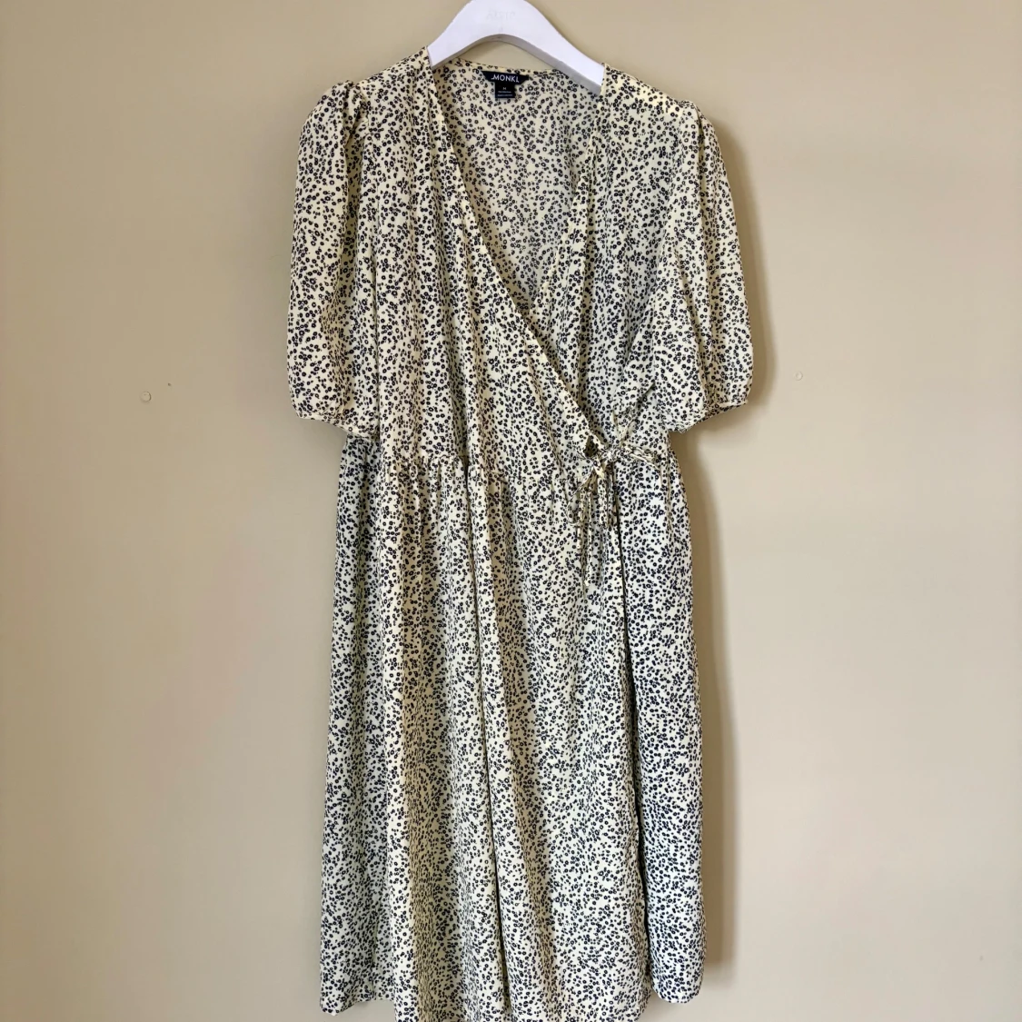 Blommig omlottklänning från Monki