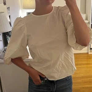 Vit blus - Så fin vit blus med svarta rosetter i ryggen🤍🤍väldigt skrynklig på bilden, går att stryka! 