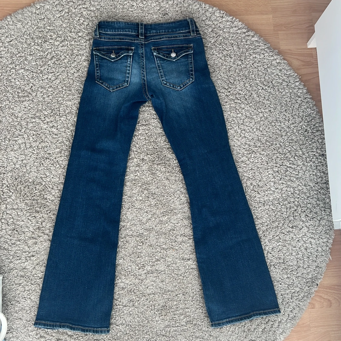 Lågmidjade Blå bootcut jeans från Gina Tricot Young - 1