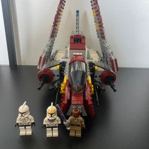 Lego star wars republic attack shuttle 8019 - Säljer min Republic attack shuttle artikel nummer 8019, är 100% komplett saknar dock box och manual, alla minifigurer ingår och är i fantastiskt skick