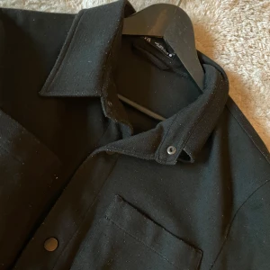 Overshirt  - Säljer min svarta overshirt från Zara i storlek M/ L Perfekt nu till hösten när de blir kallare! Hör av er me frågor och hur den sitter på, det va lite svårt att ta bra bilder 😅