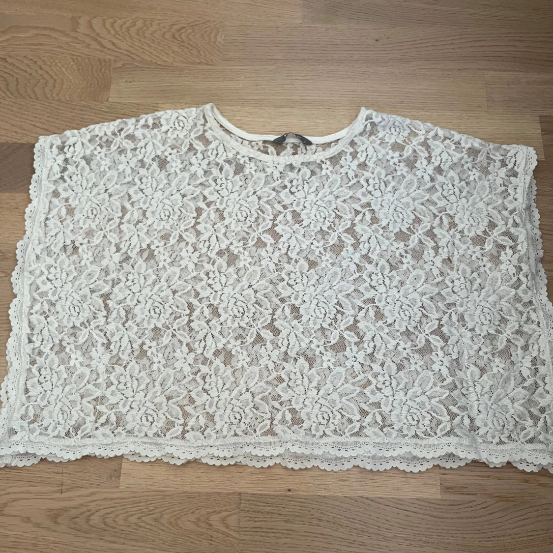 Vit spetsblus med blommönster från Lindex