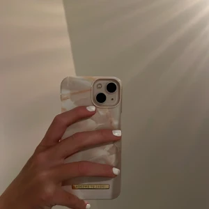 Ideal of Sweden mobilskal - Säljer ett jättesnyggt mobilskal från Ideal of Sweden. Modellen heter ”Rose Pearl Marble” och är till iPhone 13/14. Säljer då det tyvärr inte kommer till användning men är precis som nytt, (inga defekter). Pris går att diskuteras och det är rabatt på bundles