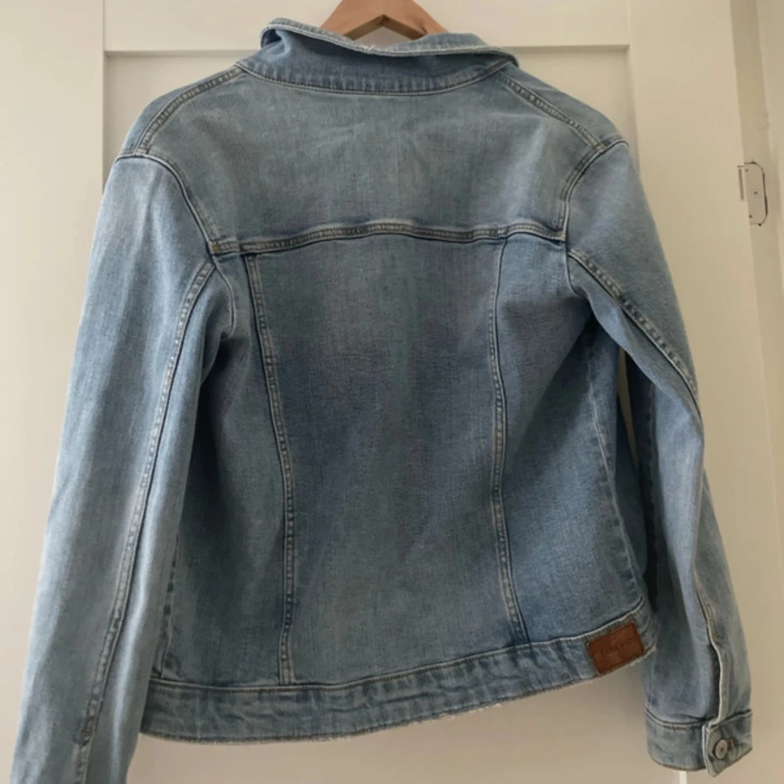 Ljusblå jeansjacka med knappar - 1