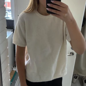 Kortärmad stickad  - Kortärmad stickad från Gina Young, använd fåtal gånger 