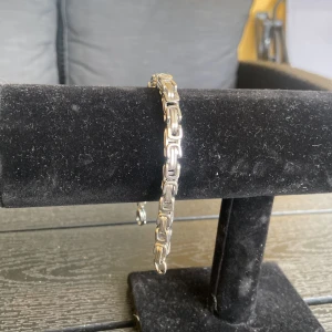 Silverfärgat länkarmband i metall - Snyggt armband i silverfärgad metall med robust länkkedja och rektangulära länkar. Perfekt för dig som gillar stilrena och moderna accessoarer med lite edge. Passar både till jeans och skjorta för en cool look.