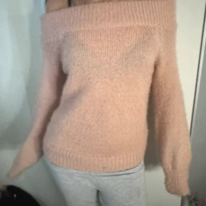 Ljusrosa offshoulder stickad tröja - Supermysig ljusrosa stickad tröja från Gina Tricot i offshoulder-modell. Tröjan har bred ribbad kant upptill och vid ärmslut, samt långa ärmar. Perfekt för dig som gillar en chill och feminin vibe. Passar dig som vill ha en snygg och bekväm look.