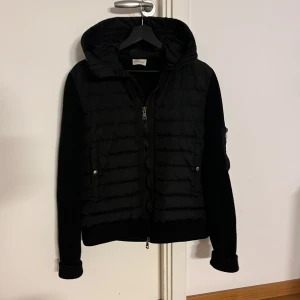 Svart cardigan från Moncler - Svart cardigan från Moncler med luva och stickade ärmar. Använd 4 gånger så i väldigt bra skick.