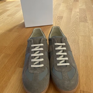 Maison Margiela gröna sneakers - Maison Margiela sneakers i grön färg. Helt nya. Box ingår. Fråga vid fundering. Storlek 43. Dm innan köp