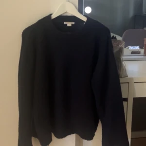 Mörkblå stickad tröja - Fin stickad tröja från gina i mörkblå färg. Söt till hösten. Strl 164/ xs-s