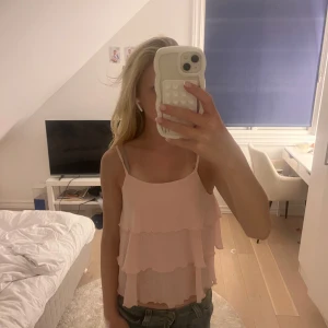 Ljusrosa volangtop från Kappahl - Säljer en ljusrosa linnetopp från Kappahl, använt den ett fåtal gånger och är i mycket bra skick!💖