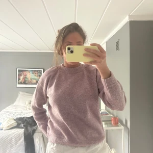 Stickad tröja - Mysig ljuslila stickad tröja. 🩷