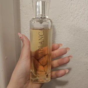 Casablanca parfym från Swiss Arabian - Casablanca parfym från Swiss Arabian i en genomskinlig glasflaska med elegant, rektangulär form och silvrig spraykork. Parfymen har en ljusgul nyans och flaskan rymmer 100 ml. Perfekt för dig som gillar lyxiga och orientaliska dofter.