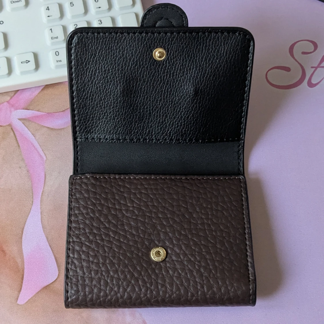 Mörkbrun plånbok med guldfärgad detalj - 2