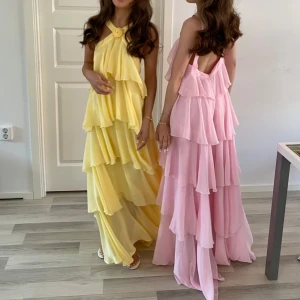 Vmfelicia lång volangklänning i rosa - Superfin långklänning i ljusrosa med flera lager volanger och öppen rygg❤️❤️❤️