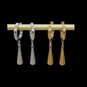 Droppformade örhängen i guld och silver - Säljs i par i silver och guldfär. Ett par örhängen kostar-150kr.Längd-3,5cm