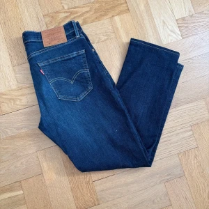 Levi’s jeans - Säker mina Levis jeans pga ingen användning, modellen är 511 så alltså en tapered passform. Storleken är 33, 30. Bara att höra av sig vid frågor!