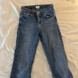 Blå low flare jeans från Grunt - Säljer ett par blå jeans från Grunt, modell Texas Low Flare, De har låg midja.