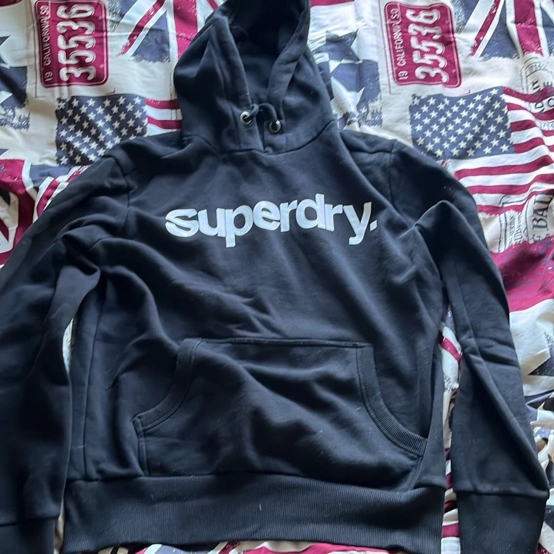 Svart Superdry hoodie med tryck