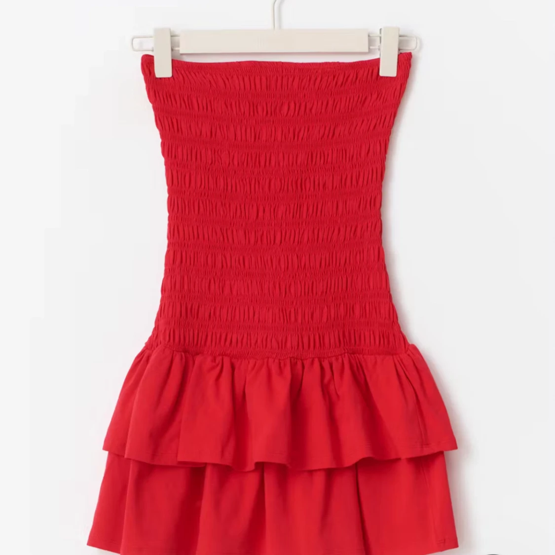 Röd axelbandslös kortklänning - 1