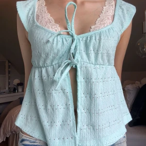 Ljusblå blus med knyt och spets - Supersöt sommar topp🩵